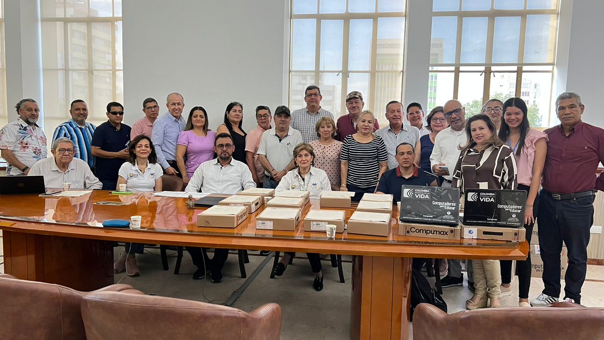 CompuParaEducar's tweet photo. #EduMaker 2022 sigue cumpliendo su compromiso de entrega de equipos. En colaboración con la Secretaría de Educación de Cúcuta, entregamos 40 equipos a rectores de IE de la ciudad, en reconocimiento a la participación de sus docentes en el diplomado ofrecido por @CompuParaEducar. https://t.co/S6bod968YE