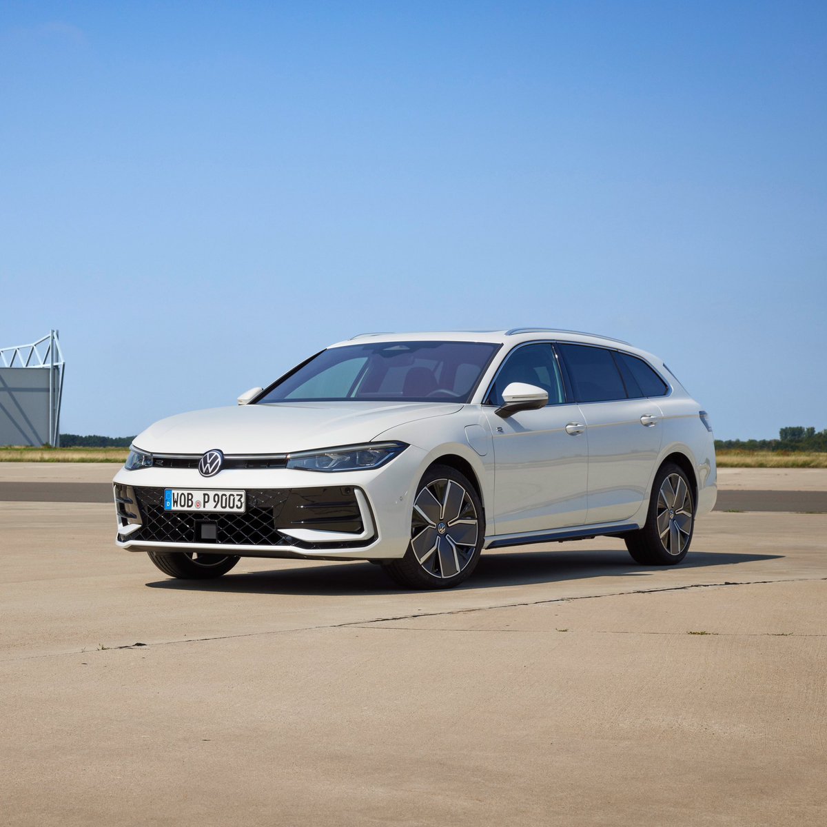 Carhausvw's tweet photo. ¡Nuevo #PassatVariant! 🆕 Llegará a #Carhaus a principios de 2024 con un poderoso diseño aerodinámico, alta calidad y propulsores híbridos con 100 km de autonomía eléctrica 🔋🔝
#VW #Volkswagen #VWPassat https://t.co/8IGlZOPE8r