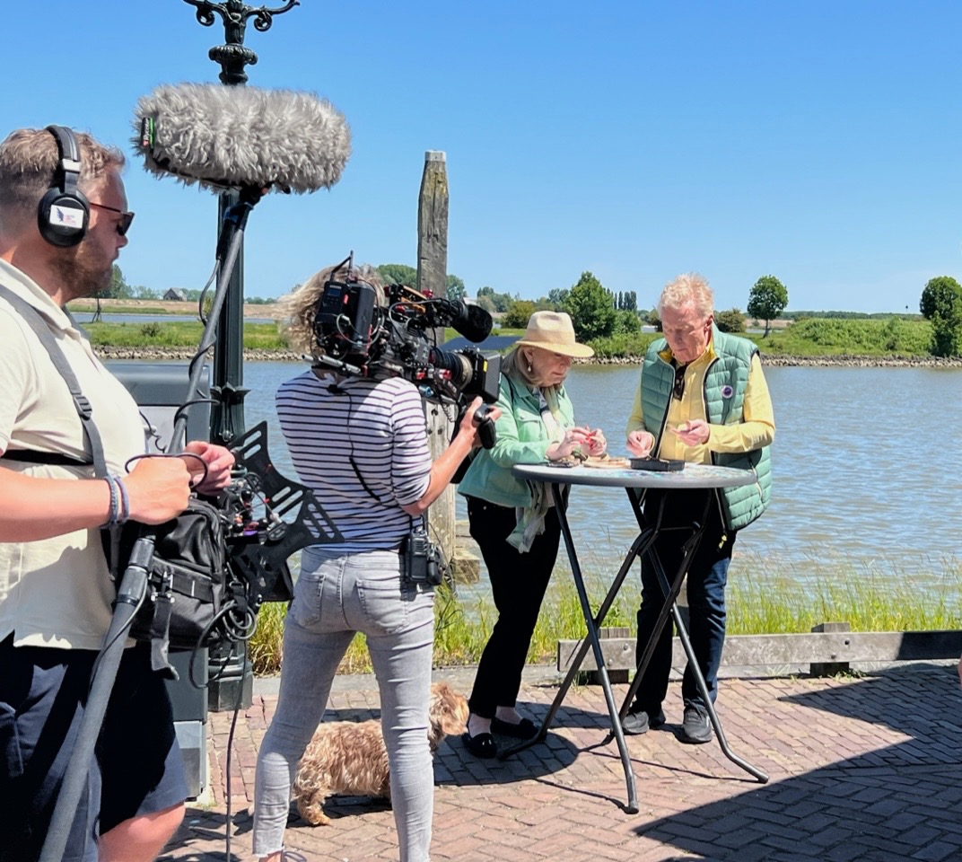 Op zaterdag 9 september om 21.30 uur komt Woudrichem op televisie bij MAX op NPO1. Afgelopen voorjaar werd er twee dagen gefilmd in onze vestingstad en werd ook de rest van de Vestingdriehoek mooi in beeld gebracht. Ga jij kijken? pers.omroepmax.nl/afleveringen-d…
