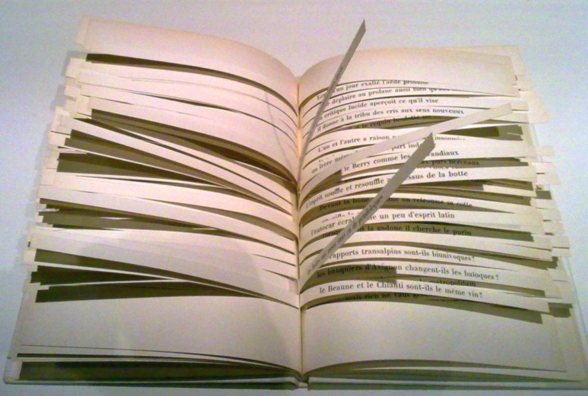 InformaCosmos's tweet photo. ¿Sabias que existe un libro que nadie podrá terminar de leer en su vida y que tan solo cuenta con 10 páginas?

En 1960, el escritor francés Raymond Queneanu, presentó el que probablemente sea el libro más extenso del mundo. ¿Por qué?

Se trata de Cent mille miliards de poémes, y apenas ocupa diez páginas, que contienen cada una un soneto. Los versos mantienen todos la misma rima y están cortados en tiras, de modo que pueden combinarse con los de otros sonetos.

Así, el número total de combinaciones posibles que contiene el libro es de 10 elevado a 14, es decir, cien billones de poemas distintos.

Eso implica que nadie nunca podrá leer el libro entero por mucho que se empeñe, ya que se tardarian varios millones de años en casar todos los poemas, eso sin comer, ni dormir, ni leer revistas ni nada. ¡Todo en solo diez páginas!

Cualquier mezcla que hagamos formará un soneto con sentido, atendiendo a las estrofas, el ritmo y la rima, además, es muy probable que tomando un poema al azar el lector sea el primero en leerlo ya que, según afirmaba el propio Raymond Queneau.

Si se nos toma unos 45 segundos en leer un soneto y otros 15 en preparar el siguiente, para leer todas las combinaciones tardaríamos aproximadamente unos docientos millones de años. 

¿Te atreverías a tan solo empezar a leerlo?