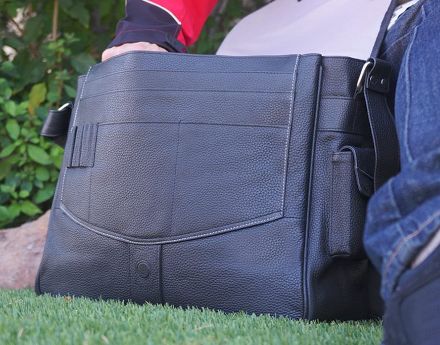 MacCasePortable's tweet image. Easy Access to All Your Stuff!  A hidden #AppleAirtag tracker pocket provides #PeaceOfMind .

mac-case.com/collections/sh…

#entrepreneurstyle #Entrepreneur #entrepreneurs #urbansophistication #dailyusebag #messengerbag #mensbag #manbag #shoulderbag #travelbag