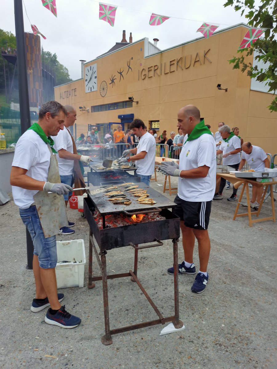 ArrutiMikel's tweet photo. Altamira auzoka jaiak hasi dira auzokideen lanari esker. Auzo bizitza indartzen jarraitzeko beste urrats bat. https://t.co/Af7cOmko5X