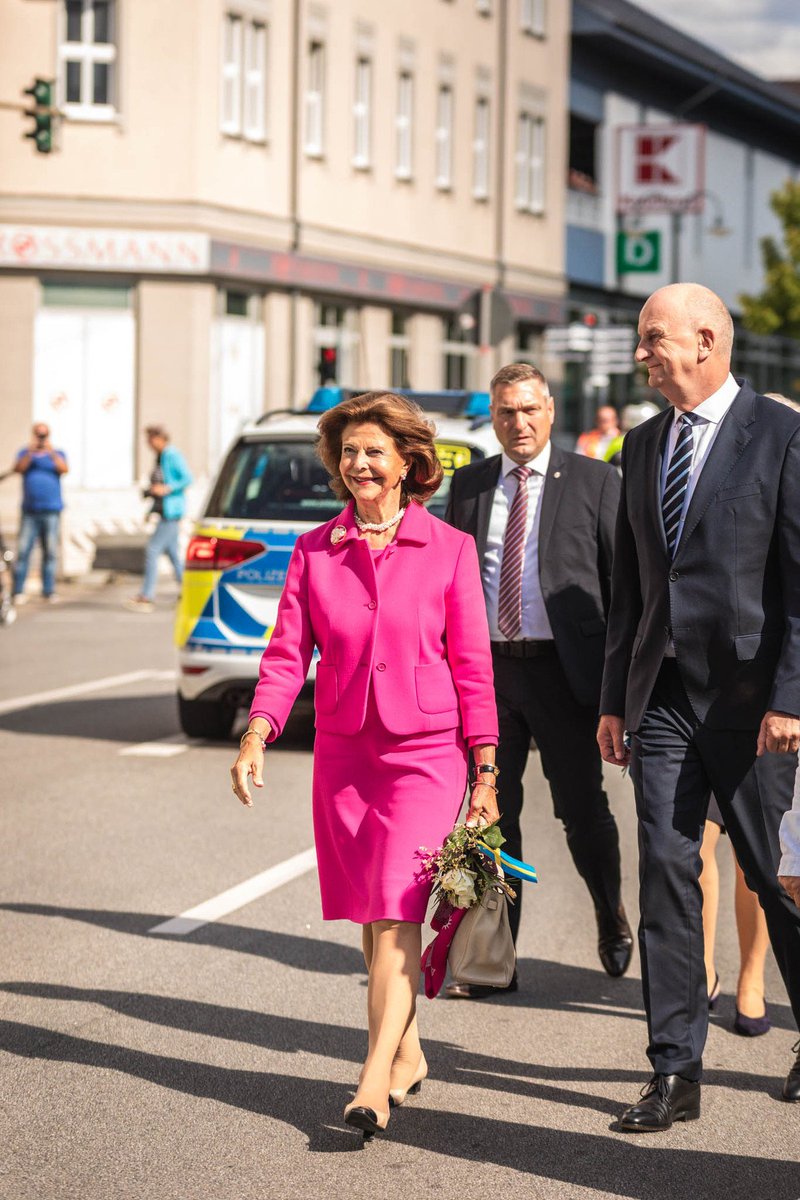 ForstLausitz's tweet image. 🫶🏻Königlicher Besuch für ein einzigartiges #Pilotprojekt: Heute fand in #ForstLausitz die feierliche Eröffnung der Smart-City Forst in Anwesenheit I.M. Königin Silvia von Schweden und des Ministerpräsidenten des Landes Brandenburg Dietmar Woidke statt. 

forst-lausitz.de/feierliche-ero…