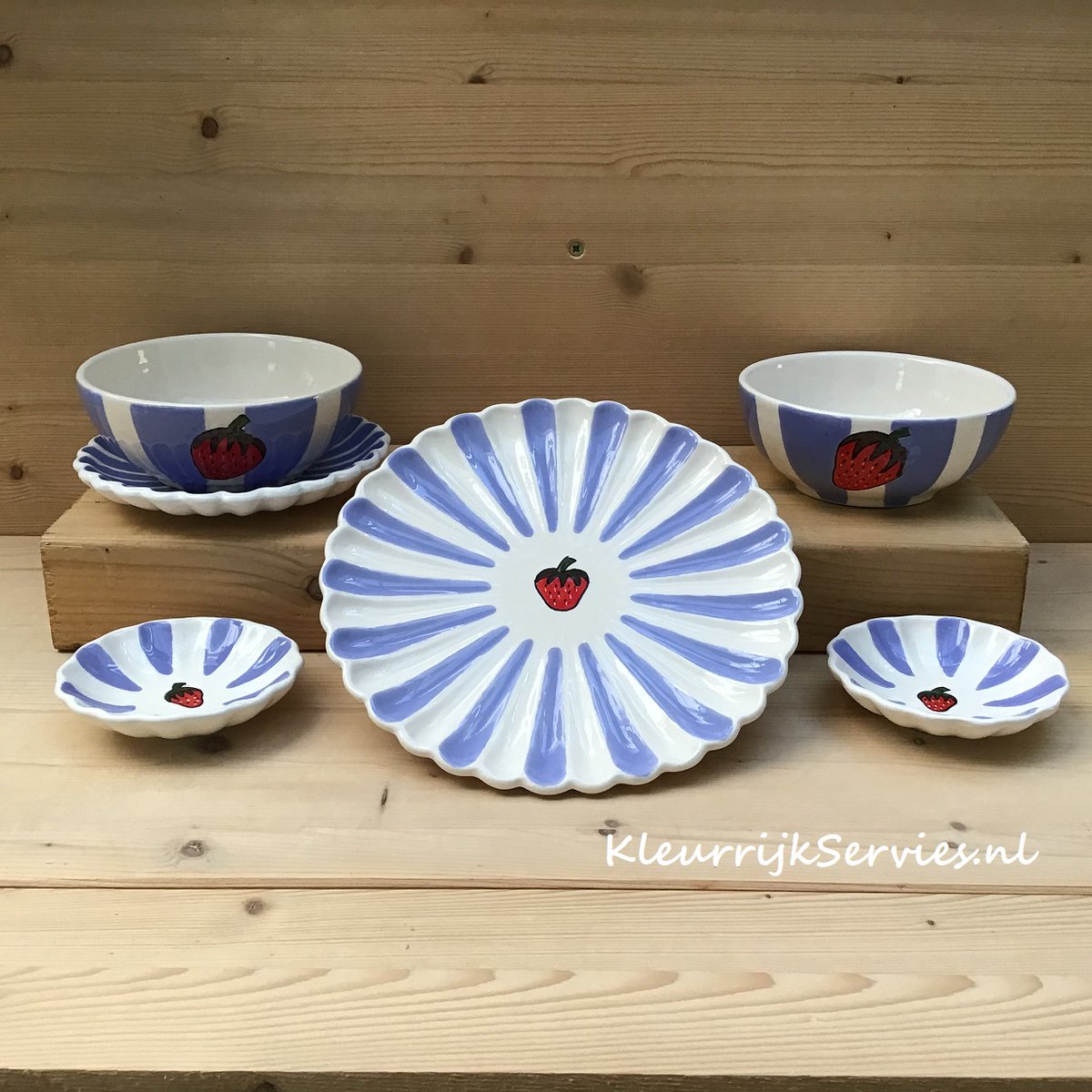 Smulpakketten's tweet photo. Van de nieuwe fruity serie van @kleurrijkservies zie je hier op de foto's enkele items van de aardbei of strawberry serie. Schaaltjes / bordjes van 10 cm, 15 cm en 20 cm in coquille uitvoering en schaaltjes van 12 cm. Mooi op tafel. Ook te koop in de winkel van @bonmarie_nuenen https://t.co/9p94OoijgR
