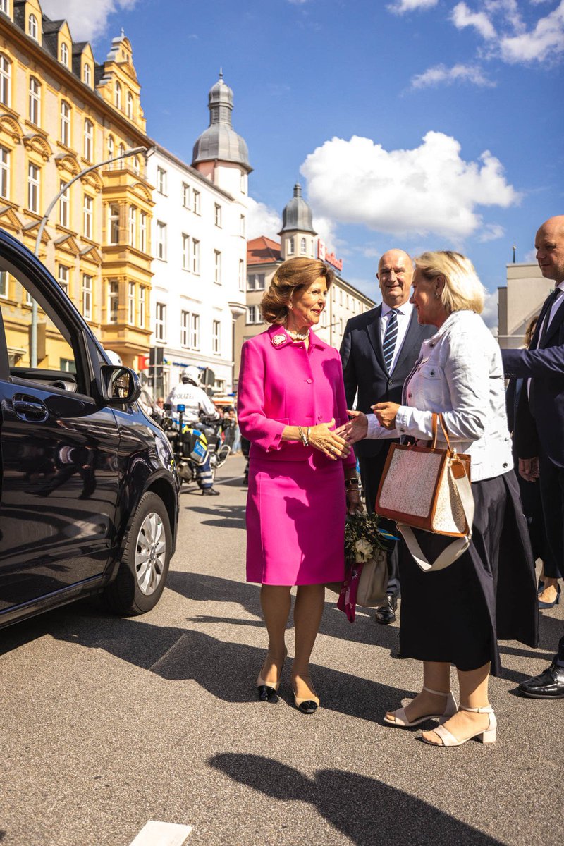 ForstLausitz's tweet image. 🫶🏻Königlicher Besuch für ein einzigartiges #Pilotprojekt: Heute fand in #ForstLausitz die feierliche Eröffnung der Smart-City Forst in Anwesenheit I.M. Königin Silvia von Schweden und des Ministerpräsidenten des Landes Brandenburg Dietmar Woidke statt. 

forst-lausitz.de/feierliche-ero…