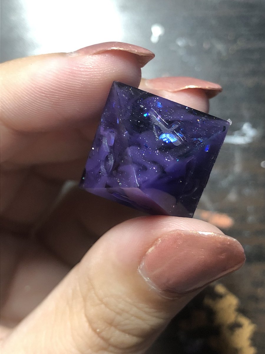 HealersHug's tweet image. This set was a chaotic pour of extra resin from another project. I am surprised that it didn’t come out with voids or bubbles because the resin had been mixed for so long it was already staring to cure by the time I poured this set. 
#handmadedice #dice #diceset #dnd #ttrpg