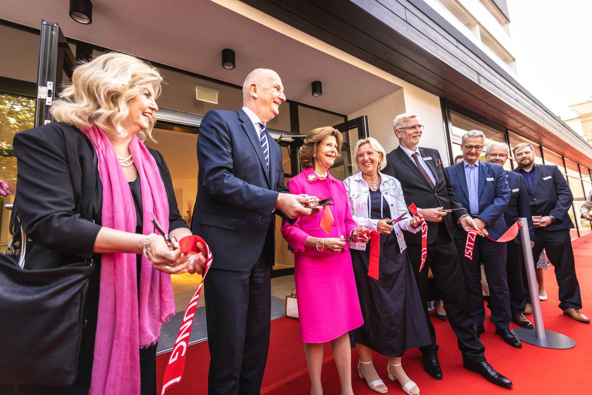 ForstLausitz's tweet image. 🫶🏻Königlicher Besuch für ein einzigartiges #Pilotprojekt: Heute fand in #ForstLausitz die feierliche Eröffnung der Smart-City Forst in Anwesenheit I.M. Königin Silvia von Schweden und des Ministerpräsidenten des Landes Brandenburg Dietmar Woidke statt. 

forst-lausitz.de/feierliche-ero…