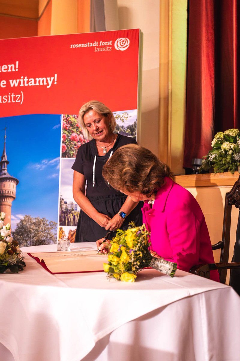 ForstLausitz's tweet image. 🫶🏻Königlicher Besuch für ein einzigartiges #Pilotprojekt: Heute fand in #ForstLausitz die feierliche Eröffnung der Smart-City Forst in Anwesenheit I.M. Königin Silvia von Schweden und des Ministerpräsidenten des Landes Brandenburg Dietmar Woidke statt. 

forst-lausitz.de/feierliche-ero…