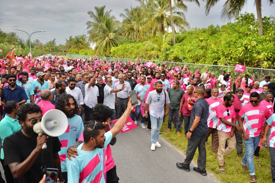 Azhartu's tweet photo. #Live #Fonadhoo
"ގަމާ ކައިރީގައި އޮތް ބަރެސްދޫ އަކީ ރައީސް ޔާމީންގެ ސަރުކާރުގައި ފެއްޓެވި އިންޓަގްރޭޓަޑް ޓޫރިޒަމް މަޝްރޫޢެއް. ނަމަވެސް މިސަރުކާރު އައިފަހުން ނުހިނގާ އޮތީ. އަޅުގަނޑުމެން މިމަޝްރޫޢު ކާމިޔާބުކަމާއެކު ނިންމާނަން" -ދިވެހީންގެ ރިޔާސީ ކެންޑިޑޭޓް ޑރ @MMuizzu 
📍ލ.ފޮނަދޫ @Banafsaa 
#Vote4Muizzu
#DrMuizzuSembe2023
#DhiveheengeRaajje
#FreePresidentYameen
