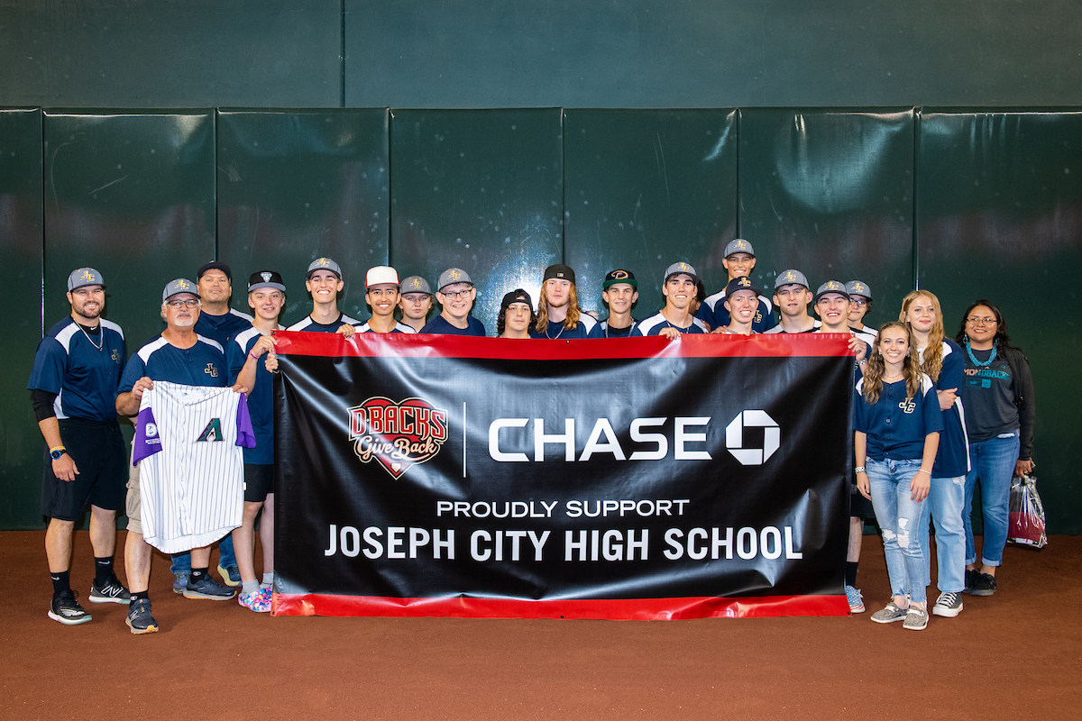 Applications are now open for our 2024 Chase Your Dreams grants! High school baseball or softball Arizona programs can apply for up to $10,000 worth of equipment through this specially created program formed by @Chase and #DbacksGiveBack Apply today at dbacks.com/chaseyourdreams