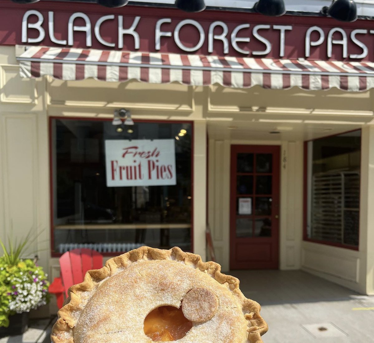 OakvilleDwntown's tweet image. 20 years of sweet memories in Downtown Oakville! 🍰 Black Forest Bakery, a  family gem, celebrates tradition &amp;amp; baking love.  🥳 Swing by this Saturday from 10-6 for their 20th-anniversary festivities! #BlackForestBakery20 #DowntownOakville #dtoakville 🎈