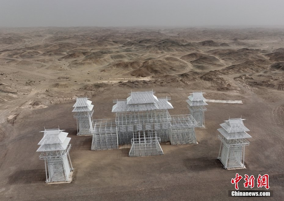 pd_latinamerica's tweet photo. As grandes #esculturas estão #exibidas na Galeria Internacional de Arte de Esculturas do Deserto de Gobi, no condado de Guazhou, província de Gansu, no noroeste da #China, atraindo um grande número de visitantes. #Turismo #Cultura https://t.co/k1k9Ul0YPI