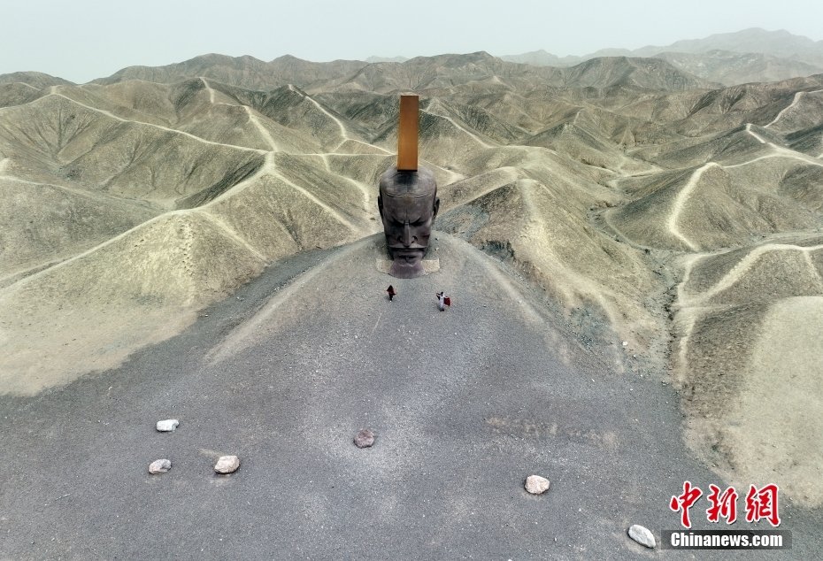 pd_latinamerica's tweet photo. As grandes #esculturas estão #exibidas na Galeria Internacional de Arte de Esculturas do Deserto de Gobi, no condado de Guazhou, província de Gansu, no noroeste da #China, atraindo um grande número de visitantes. #Turismo #Cultura https://t.co/k1k9Ul0YPI
