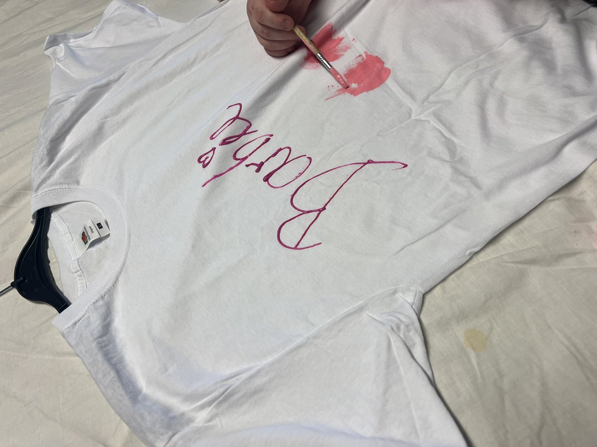 GYT_Lauren's tweet photo. Fabulous t-shirt making tonight at hand in hand using a whole range of techniques! #activitynight #Fridaynightfun https://t.co/6gvcfCqf8N