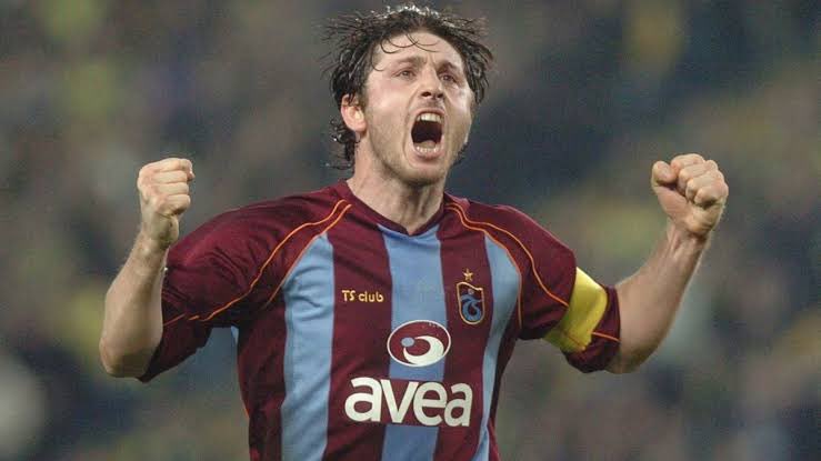 bu çocuğun her şeyi değişmiş
bir bakışları değişmemiş