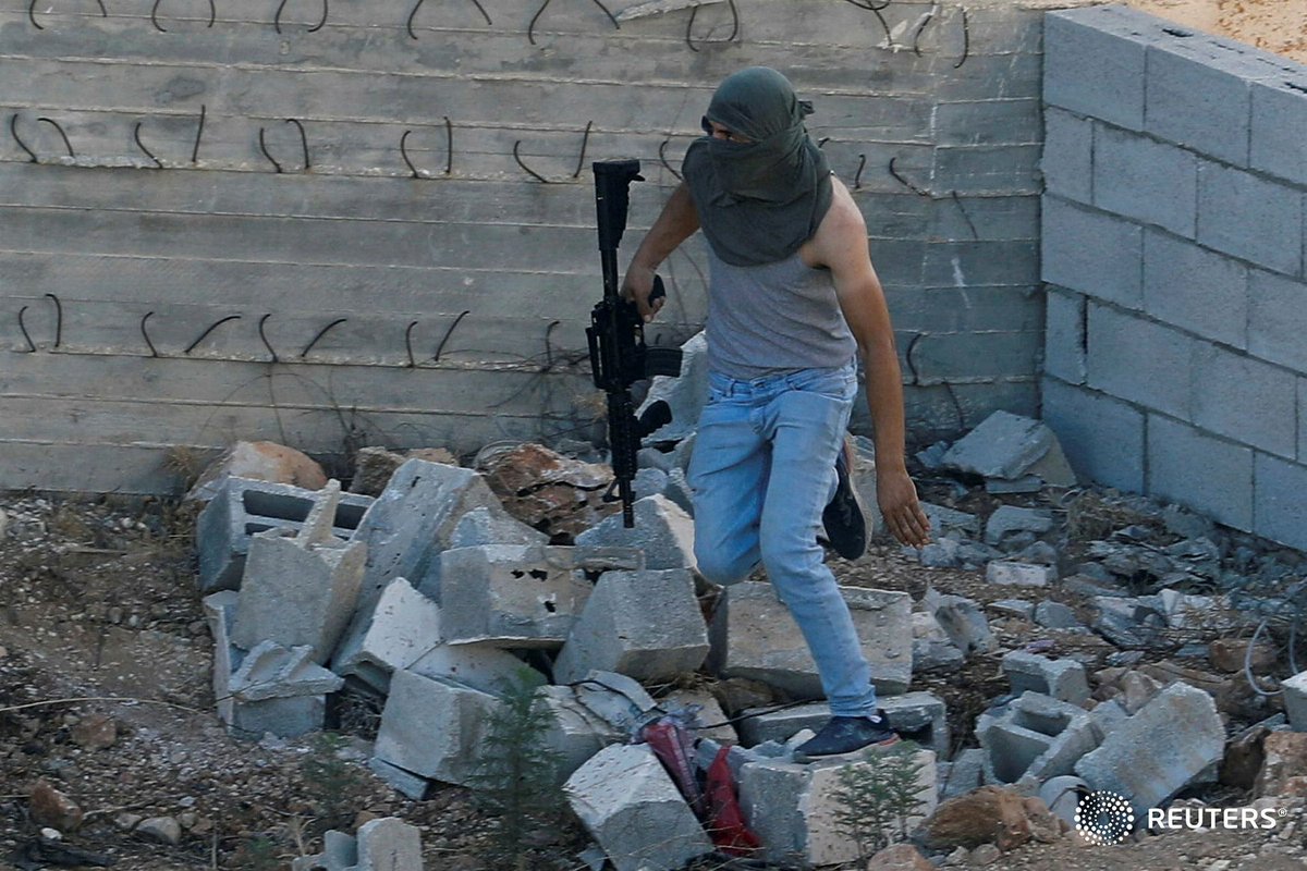 raneensawafta's tweet photo. A Palestinian militant shoots at Israeli forces as they take up position near a house where a Palestinian militant is hiding during a raid near #Tubas in the Israeli-occupied West Bank, September 1, 2023. REUTERS/Raneen Sawafta #طوباس #عقابا #كتيبة_طوباس #أحمد_أبوعرة https://t.co/Yl5dPAAlzg