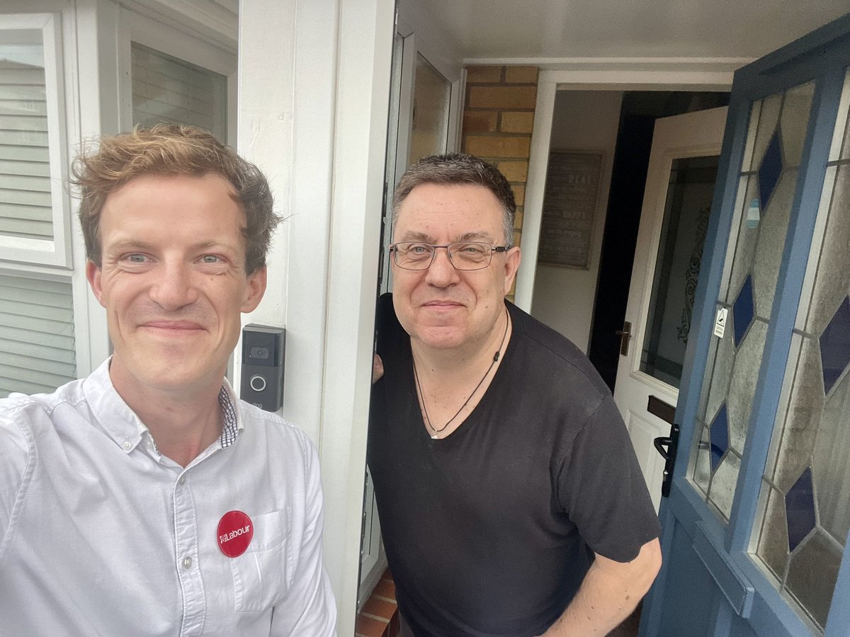 Great to call on Lee today, a lifelong Conservative voter, he’s voting @uklabour for the 1st time!

As a businessman he’s seen the dire impact of the Tories economic mismanagement, and wants an MP committed to our area.

Day by day, we’re earning support for change in Mid Beds 🌹