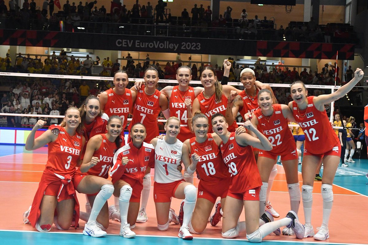 Şampiyonluğa az kaldı!

Avrupa Kadınlar Voleybol Şampiyonası'nda finale kalan  #FileninSultanları’nı yürekten kutlarım! 🏆
