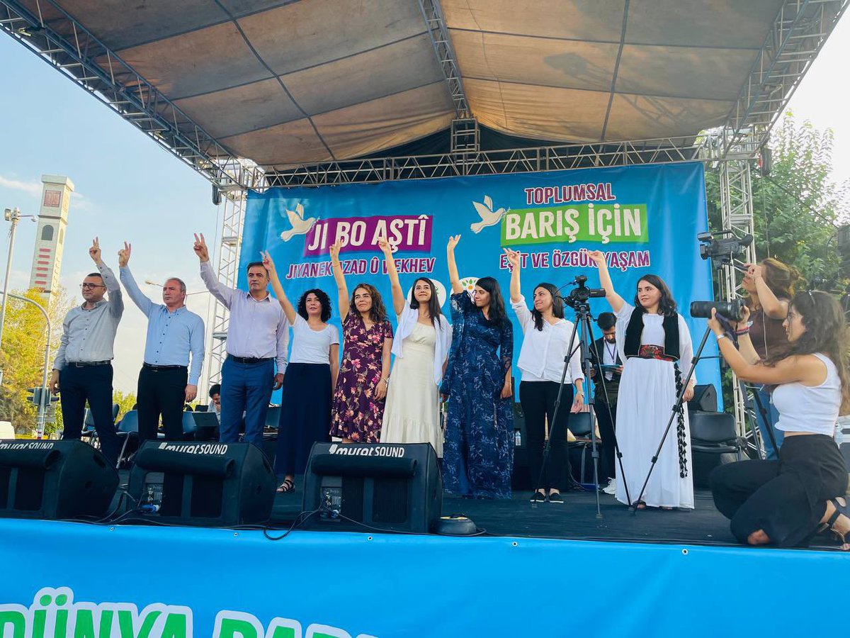 AdaletKaya_'s tweet photo. Tüm bu savaş politikaları karşısında  edilgen ve mağdur rolüne girmedik! Direnişteyiz…

Ve biz, onurlu barışın kurucu özneleri olacak, mücadelemizi yükselteceğiz! 

Bijî Aşitî 
Jin Jiyan Azadî
#1EylülDünyaBarıșGünü 
#Amed
#Aşitî https://t.co/7PlUSUsipz