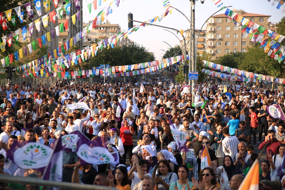 AdaletKaya_'s tweet photo. Tüm bu savaş politikaları karşısında  edilgen ve mağdur rolüne girmedik! Direnişteyiz…

Ve biz, onurlu barışın kurucu özneleri olacak, mücadelemizi yükselteceğiz! 

Bijî Aşitî 
Jin Jiyan Azadî
#1EylülDünyaBarıșGünü 
#Amed
#Aşitî https://t.co/7PlUSUsipz