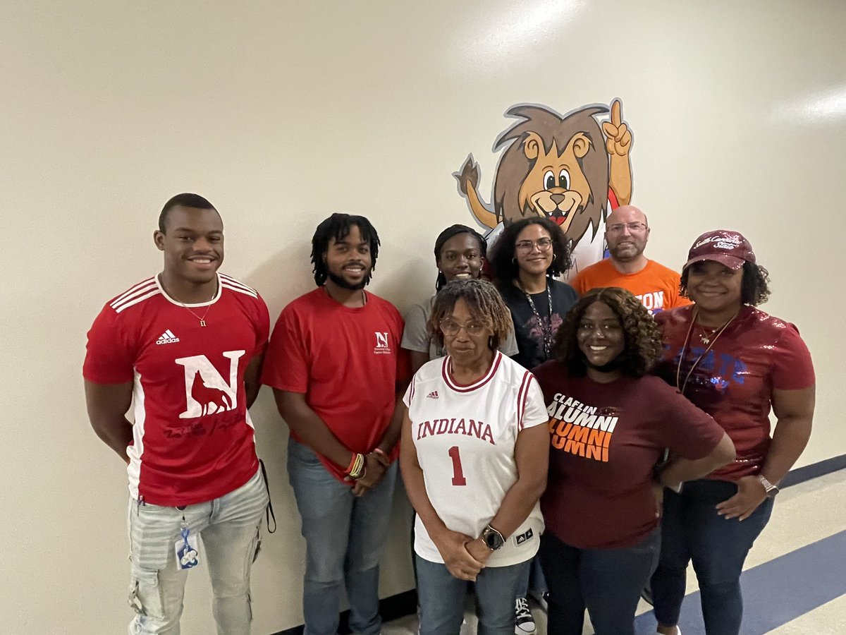iva_ivjackson's tweet photo. Fourth Grade representing a variety of colleges for College Colors Day. @Killian_STEAM @RichlandTwo @franklinscsu @marlena_council @MEvans_KES #purposedrivenfutureready https://t.co/nsclagMWd0