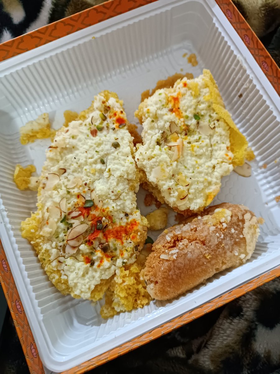 anushee11's tweet photo. Really disappointing to get stale/smelly food. Dis is how it was delivrd. Looks lyk it was packed out of the dump. @BikanervalaIN you shud hav d courtesy to inform ur customers in case fresh items r nt available @zomato failed to support after multiple requests. Bad experience https://t.co/ePtiGF1Vku