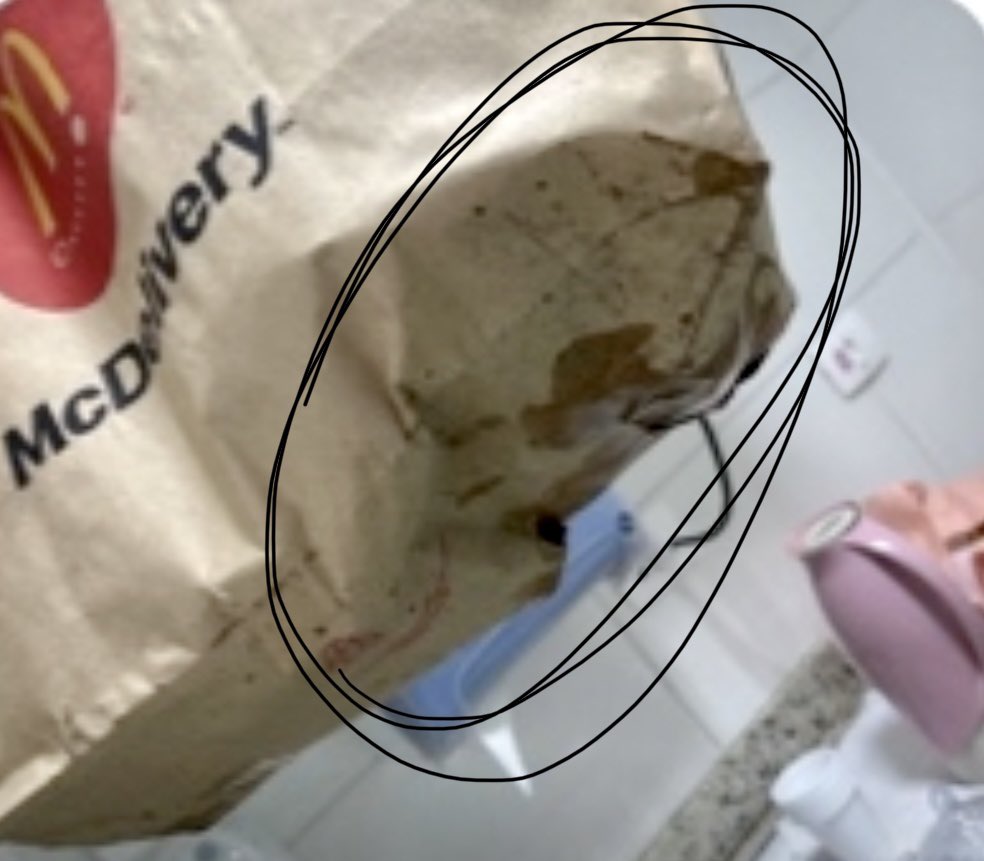 RebecaRochaaa's tweet photo. Totalmente decepcionada com o @iFood Refrigerante molhou todo o lanche, reportei o ocorrido na hora, prometeram reembolso e após uma semana nada🙄 entrei em contato novamente e pasmem, não querem fazer reembolso visto que já se passaram 48 horas!! SENDO QUE EU ABRI CHAMADO NA HRA https://t.co/OZ7i8YG7fJ