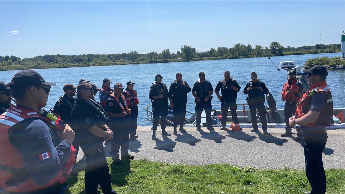 RCMPONT's tweet photo. Wrapping up search & rescue training with key partners @OPP_News @cwlpolice @AkwesasnePolice @FishOceansCAN @CornwallFRS in #Cornwall
Thanks to all of our partners for this great training opportunity. #KeepYourBorderInOrder🌊🛡️
Great work 🤝
#ODivision #Ontario https://t.co/CN4fHevNe5