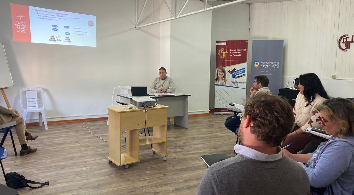 ANDEUruguay's tweet photo. 📍Nuestra pta. @carsanbal junto a autoridades del @CCIPaysandu y de la @idpaysandu, participó del Consejo Consultivo del #CentroPyme, donde se presentaron resultados del estudio económico territorial: "Derrame de la cadena de valor de educación terciaria superior en Paysandú". 👩🎓 https://t.co/JDx4nuOFbo