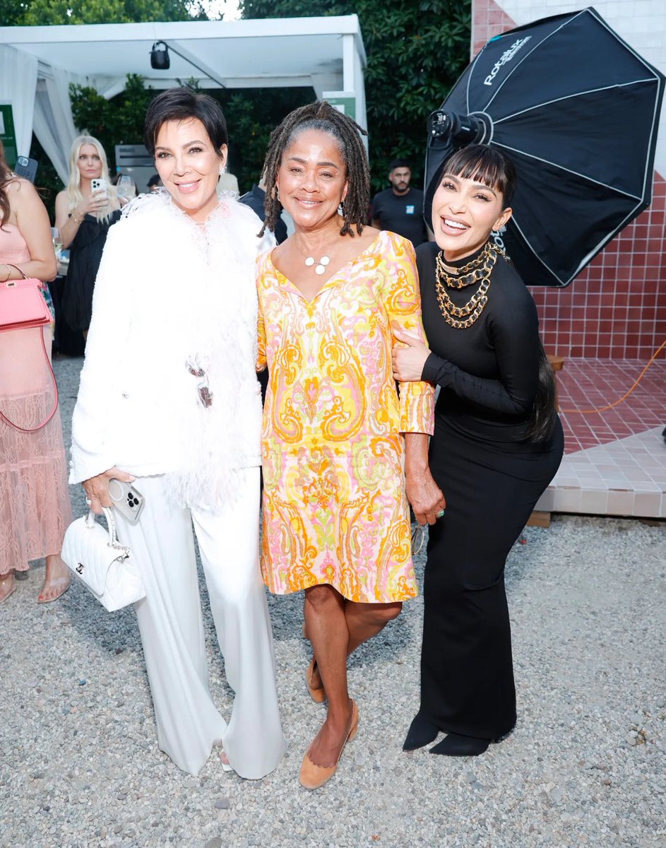 RestingDollface's tweet photo. No one is better at arranging pay-for-play #papshots than the Business Woman Reality Star #KimKardashian. Wasnโt Kim & Kris Jenner just tabloid published for a pic w/ #GwenHarrisonโs mom, Doria at a โCharityโ event? https://t.co/njfvoNRrj8