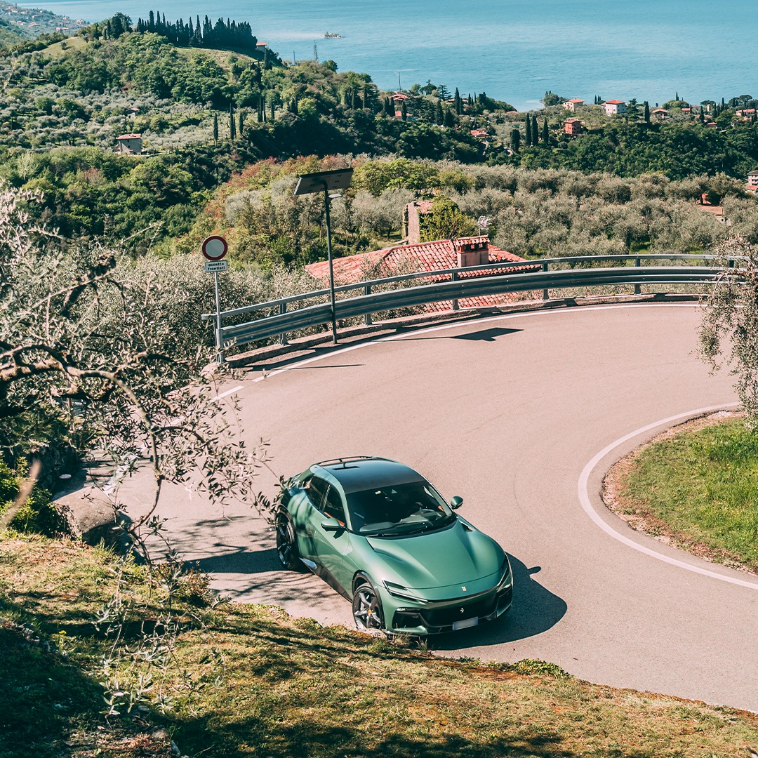 The Ferrari Purosangue takes a day trip to Lake Garda in a fresh “Verde Dora” hue.
Discover more: bit.ly/3ZYtphn
#Ferrari #DrivingFerrari #Purosangue