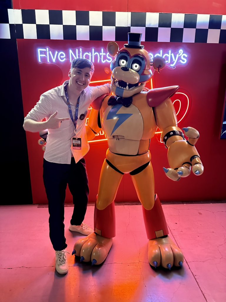dawkosgames's tweet photo. I finally met Glamrock Freddy! https://t.co/ECjsXDl2uE