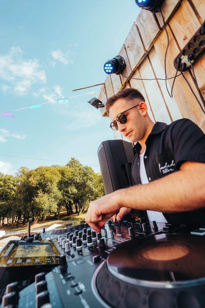 arrowwmusik's tweet photo. Domingo de tardeo!🤩
📸@Marcoestevezb
#tardeo #pioneerdj #pioneerdjglobal #djtricks #djlife #djtricks #musicistheanswer #feelthemusic https://t.co/G6q3GtTcbA