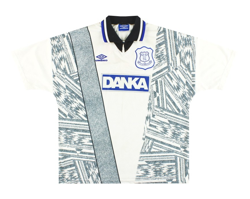 JacksonMaynar17's tweet photo. Retro Kit of the Day: @Everton Away Kit 1995-96

This is one of my all time favorite kits. I Iove the white color and the pattern in the central of the top. I also love the white badge with the black and blue collar. Classic Umbro top. https://t.co/0nRJcab92J