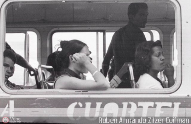 Regresando a casa 

La imagen, de Rubén Zilzer, corresponde a uno de los buses REO A-475 Superior de Rápidos Propatria que servían la ruta 🚃 Propatria-Cuartel-Plaza Catia-Av. Sucre-Nuevo Circo-Paseo Colón-Av. Casanova-Chacaíto.

📅 Mediados 1970

📷 <a href="/venebuses/">Venebuses.com</a>