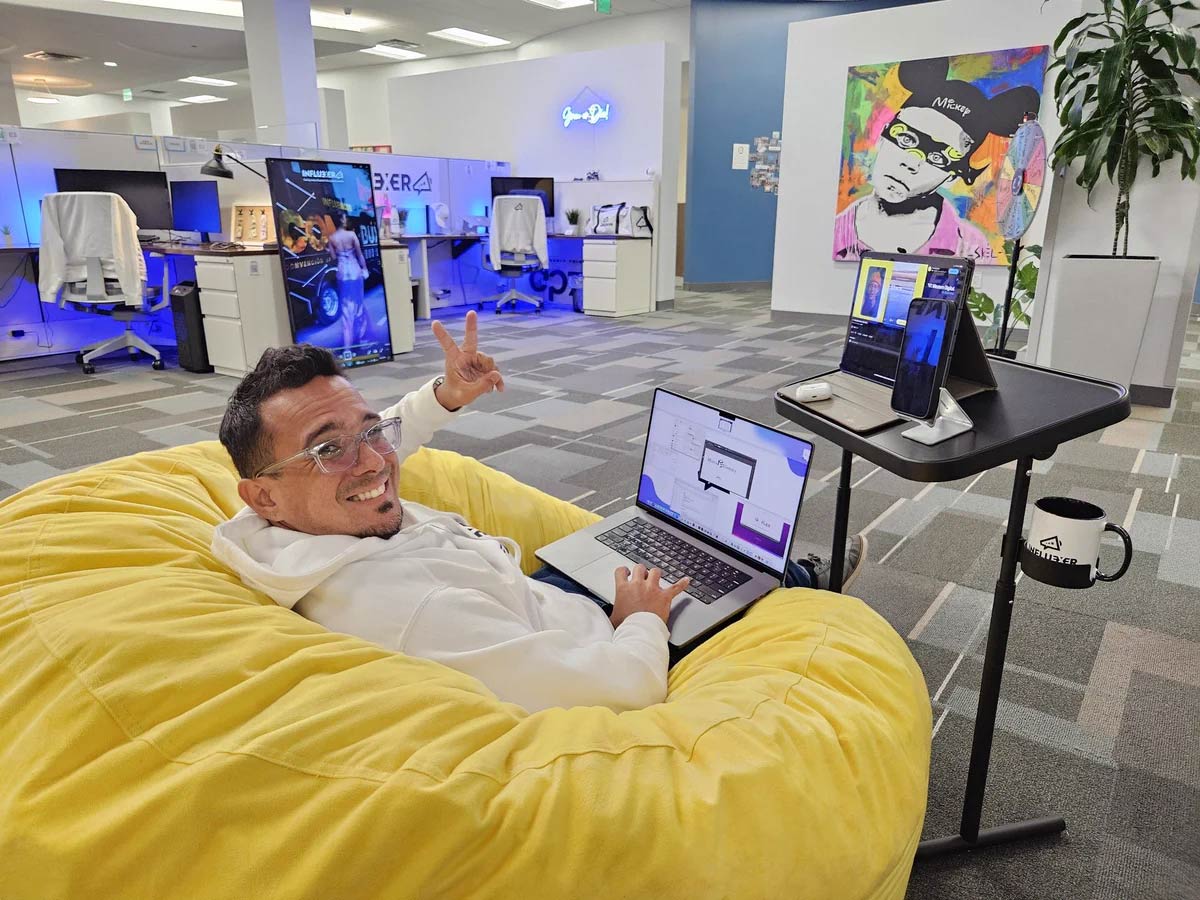 officelogicmia's tweet image. @official80734 Influexer just took &quot;comfort at work&quot; to a whole new level! #beanbagoffice #officelogic