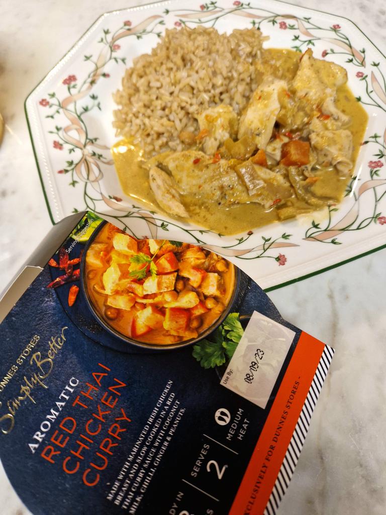 Home alone in the East this weekend, the freezer is empty & it's not worth food shopping - so I picked up this @SimplyBetterDS Thai Curry for dinner Nice little hum, loads of (Irish) chicken & crunchy veg Serves two. Whether I froze half is a secret Will definately get it again