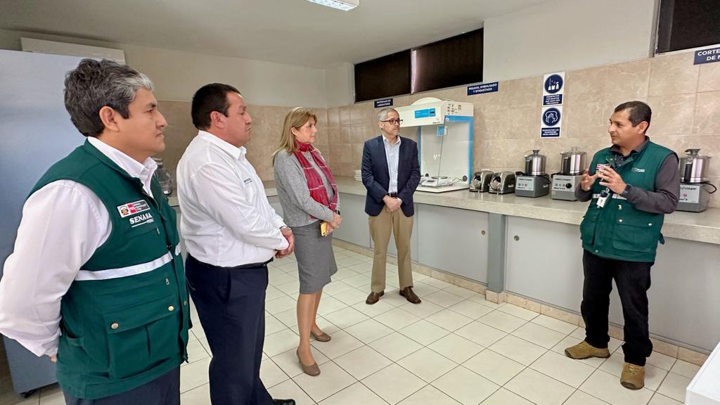 La Gerente General de #EMMSA, Rosa Luisa Ebentreich, junto al jefe de #SENASA, Miguel Quevedo Valle, suscribieron la adenda de un convenio de cooperación interinstitucional para fortalecer el control y certificación sanitaria de los alimentos que se ofrecen en el #GMML.