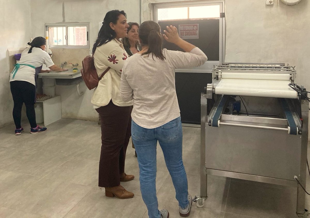 ANDEUruguay's tweet photo. 📍También en Paysandú, nuestra pta. @carsanbal visitó la empresa "De la Casa", de Silvana Berrueta,que elabora productos sin gluten. 🫓🥯
Trabaja junto al #CentroPyme, y recientemente obtuvo fondos de nuestro programa Sos Pymes y del Fondo Industrial del @MIEM_Uruguay ✅ https://t.co/fpNrbIMSS7