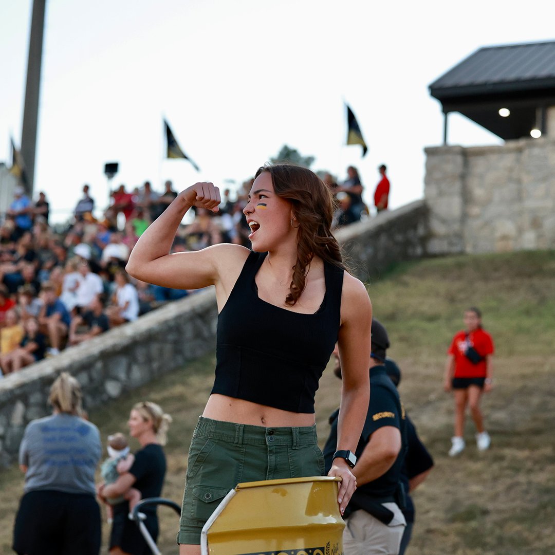 Victory Friday
#StingersUp #HornetNation
(📷: <a href="/GarrettMeyer14/">Garrett Meyer</a> )