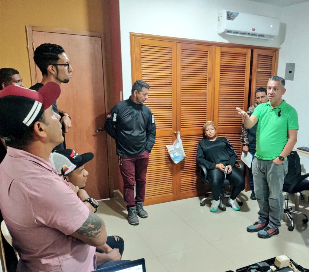 Mrt_Fco_Miranda's tweet photo. Nuestros Responsables de la Estructura Regional, Mayella Aular, Gregory Matute y Néstor Peraza verificando las planillas del 1x+ TUPAMARO en Caracas 
TUPAMARO EJEMPLO DE LUCHA
#VenezuelaPotenciaAgraria 
@NicolasMaduro https://t.co/i0WzVzi0y6