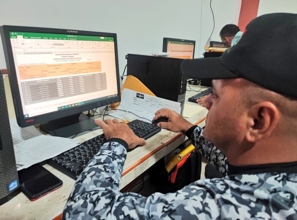 Nuestros Responsables de la Estructura Regional, Mayella Aular, Gregory Matute y Néstor Peraza verificando las planillas del 1x+ TUPAMARO en Caracas 
TUPAMARO EJEMPLO DE LUCHA
#VenezuelaPotenciaAgraria 
<a href="/NicolasMaduro/">Nicolás Maduro</a>