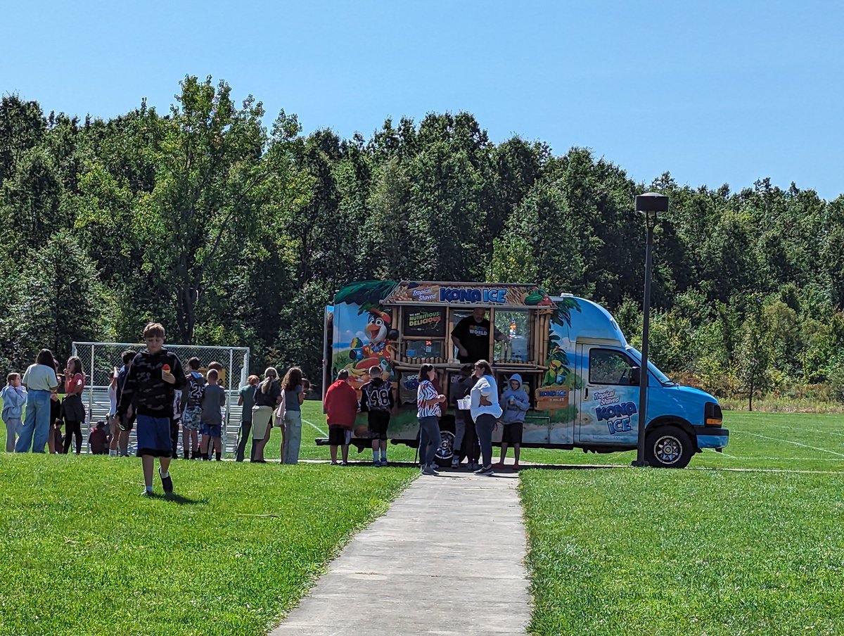 MelissaW116's tweet photo. Kona Ice on a beautiful, sunny day at the middle school.  What a great way to end our first week of school!

@Southeastsupt https://t.co/i7Wbbnq64I