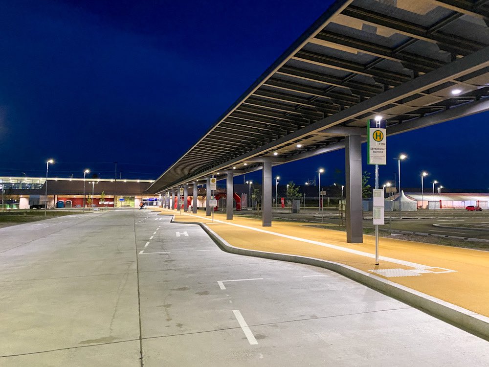 paulgregor23's tweet photo. Neuer Bahnhof Ebreichsdorf geht morgen in die Eröffnung, ab Montag rollen die Züge und Busse 🤗🥳 @unsereOEBB @BMKlimaschutz #VORmobility #Mobilitätsland #NÖBahnoffensive @NOE_Tourismus https://t.co/pSw5uj4SPo