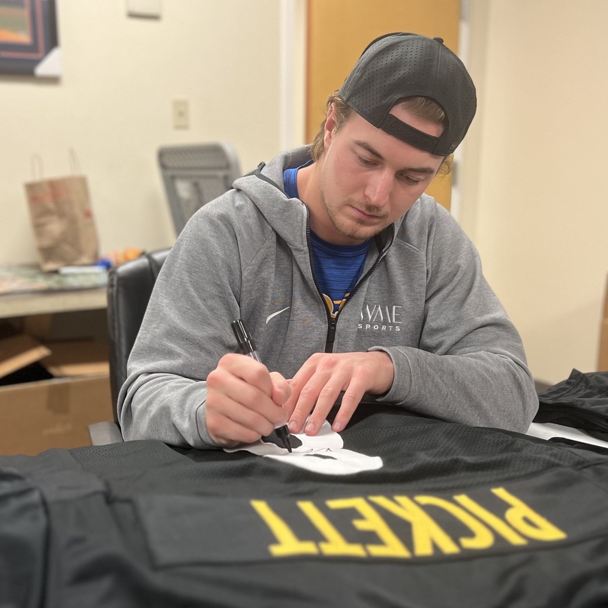 TotalSportsEnt's tweet image. If Kenny Pickett scores 3+ touchdowns AND the Steelers beat the 49ers today, we'll give a Kenny Pickett autographed jersey to someone who reposts this post and follows us!