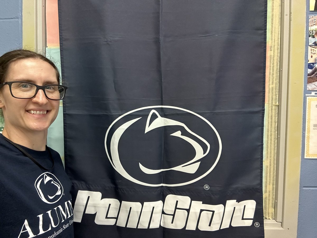 amy_seybert's tweet photo. Representing @penn_state today and everyday from my classroom in Naples, FL 💙🤍 #pennstateproud #CollegeColorsDay #fortheglory https://t.co/cDjCggBYh5