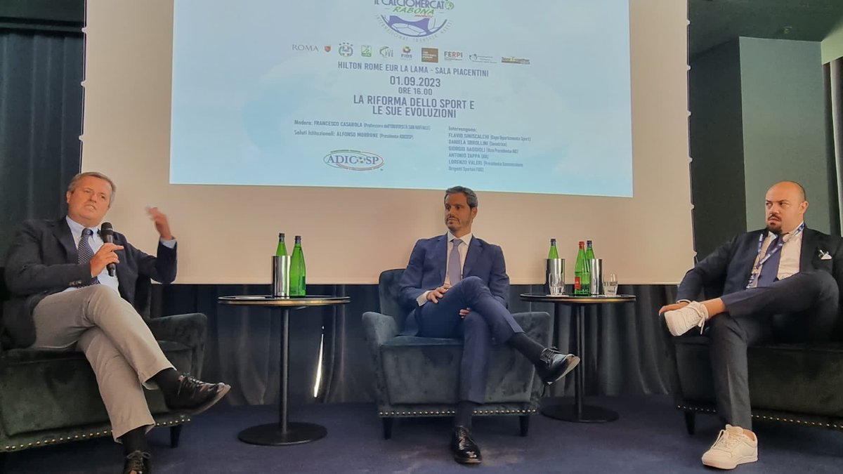 assocalciatori's tweet photo. AIC è intervenuta oggi al convegno "La riforma dello sport e le sue evoluzioni", promosso da #Adicosp 

Un'occasione per approfondire le novità che la riforma porterà nel mondo dello sport.

Il vicepresidente AIC, #Gaggioli: "𝐒𝐭𝐢𝐚𝐦𝐨 𝐥𝐚𝐯𝐨𝐫𝐚𝐧𝐝𝐨 𝐬𝐮𝐥𝐥’𝐢𝐦𝐩𝐚𝐭𝐭𝐨 𝐠𝐞𝐧𝐞𝐫𝐚𝐭𝐨 𝐝𝐚𝐥𝐥𝐞 𝐦𝐨𝐝𝐢𝐟𝐢𝐜𝐡𝐞 𝐚𝐥 𝐯𝐢𝐧𝐜𝐨𝐥𝐨 𝐬𝐩𝐨𝐫𝐭𝐢𝐯𝐨 𝐞 𝐬𝐮𝐥𝐥𝐚 𝐝𝐞𝐟𝐢𝐧𝐢𝐳𝐢𝐨𝐧𝐞 𝐝𝐞𝐥𝐥𝐞 𝐮𝐥𝐭𝐢𝐦𝐞 𝐧𝐨𝐫𝐦𝐞 𝐫𝐢𝐠𝐮𝐚𝐫𝐝𝐚𝐧𝐭𝐢 𝐢𝐥 𝐥𝐚𝐯𝐨𝐫𝐚𝐭𝐨𝐫𝐞 𝐬𝐩𝐨𝐫𝐭𝐢𝐯𝐨".