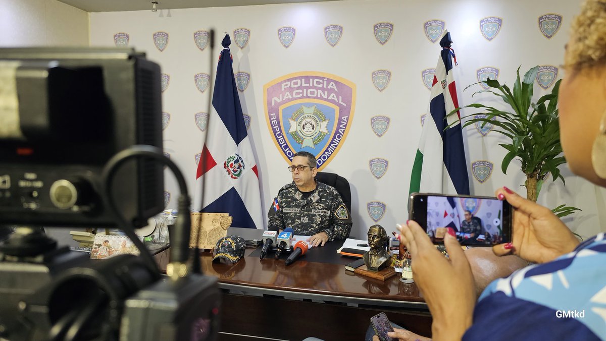 gabrielmercedez's tweet photo. Ahora el director de Comunicaciones Estratégica (Vocero) de la @PoliciaRD coronel @pesqueiradiego en el @ElSoldelaTarde
@domingo_paez @nieves_rd
#PNteInforma @rd_policia @fafataveras https://t.co/9sxEkCZ7dC