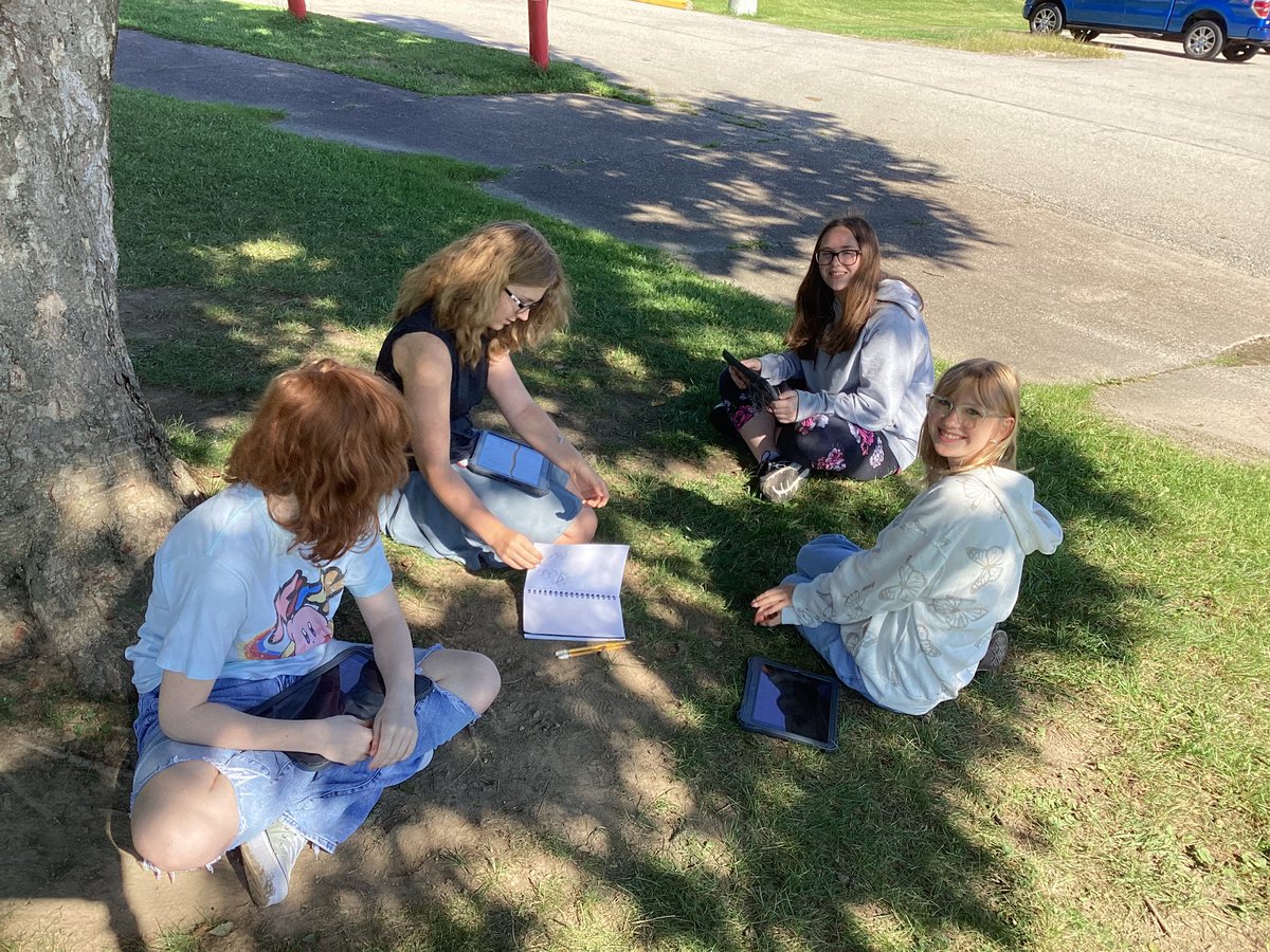 MrsBrinkEF's tweet image. Writer’s Workshop classes enjoyed an outdoor writing project on this beautiful day! #sensory details #descriptive writing @MsDThompson2 @MrChairge @EFMSWarriors