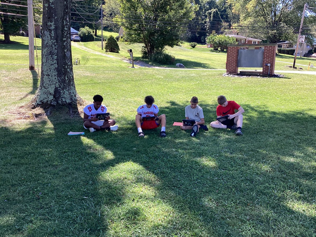 MrsBrinkEF's tweet image. Writer’s Workshop classes enjoyed an outdoor writing project on this beautiful day! #sensory details #descriptive writing @MsDThompson2 @MrChairge @EFMSWarriors